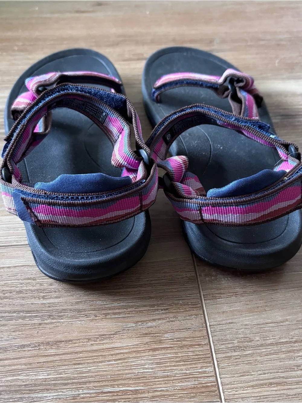 Teva girls size 3 Guc normal wear - Picture 4 of 5